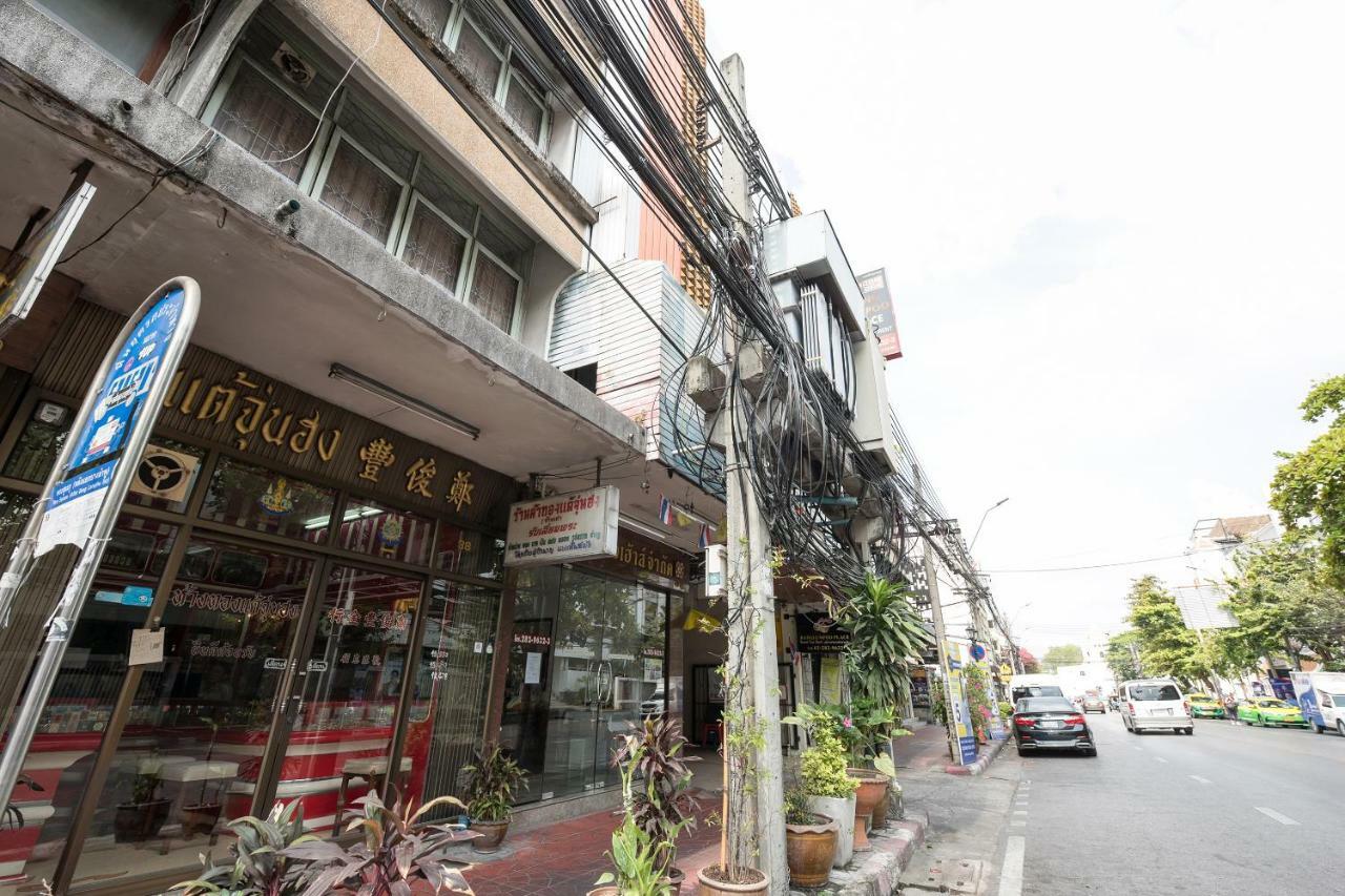 Oyo 110 Old Town Hotel バンコク都 エクステリア 写真