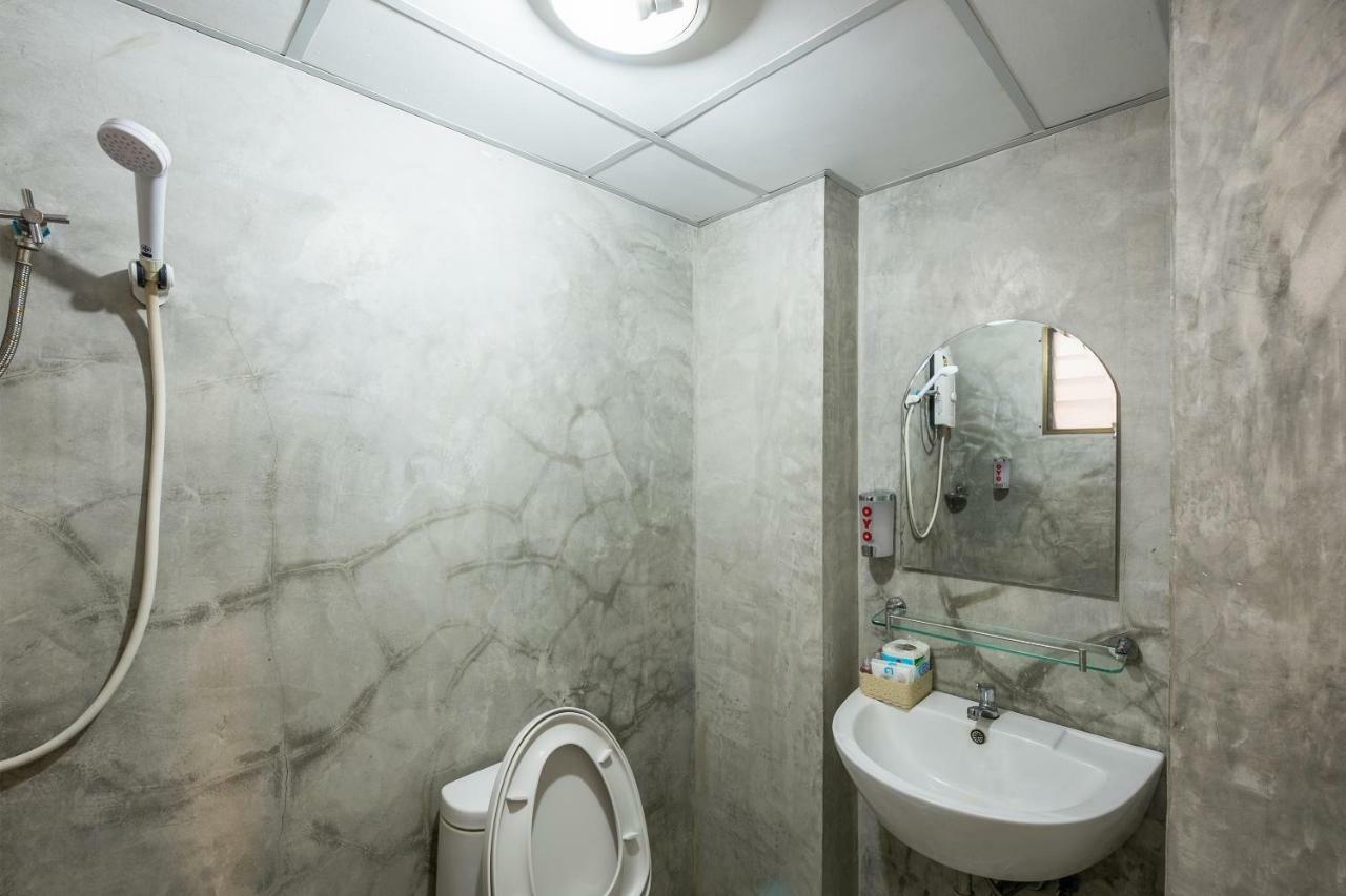 Oyo 110 Old Town Hotel バンコク都 エクステリア 写真