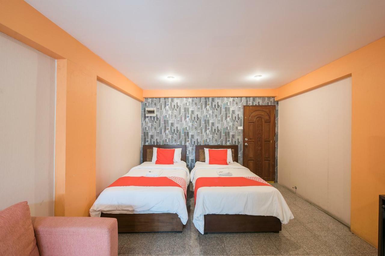 Oyo 110 Old Town Hotel バンコク都 エクステリア 写真